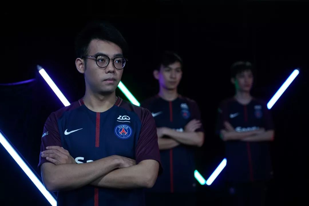 且对
